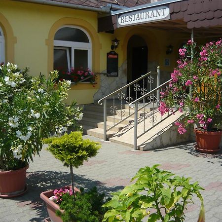 Patyi Etterem Es Hotel Bogote Exterior foto