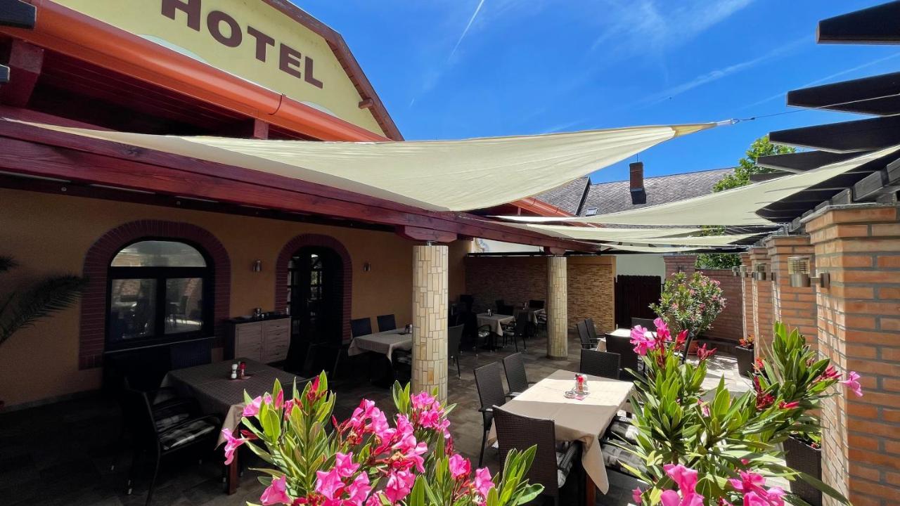 Patyi Etterem Es Hotel Bogote Exterior foto