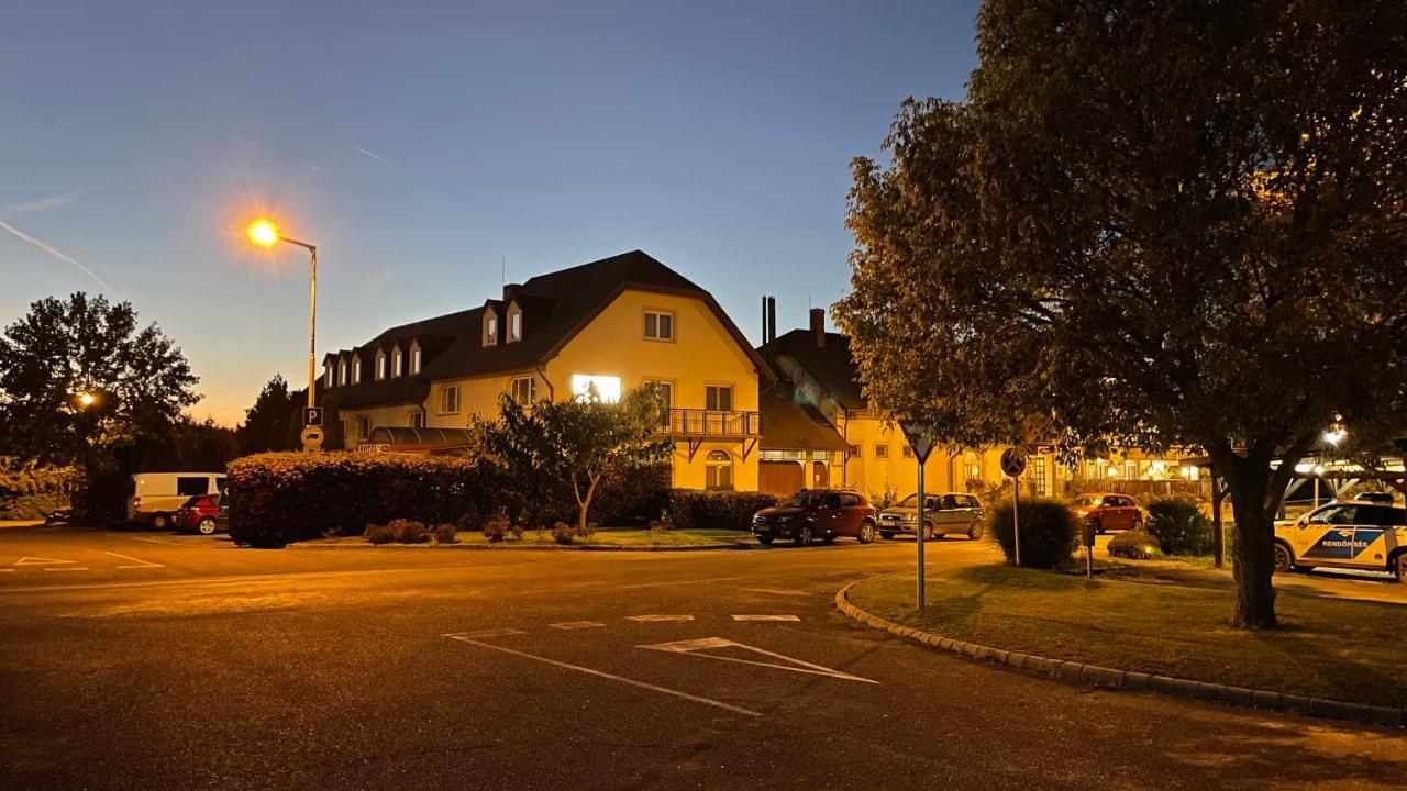 Patyi Etterem Es Hotel Bogote Exterior foto