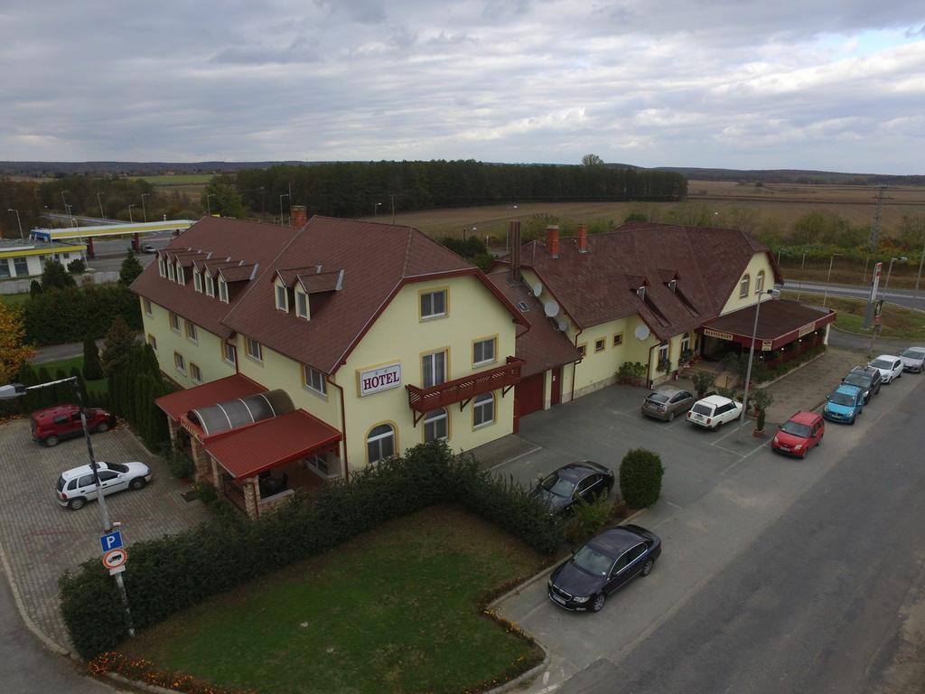 Patyi Etterem Es Hotel Bogote Exterior foto