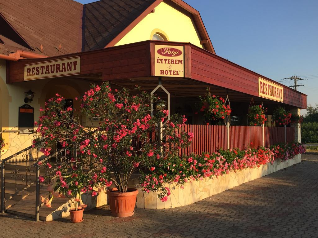 Patyi Etterem Es Hotel Bogote Exterior foto