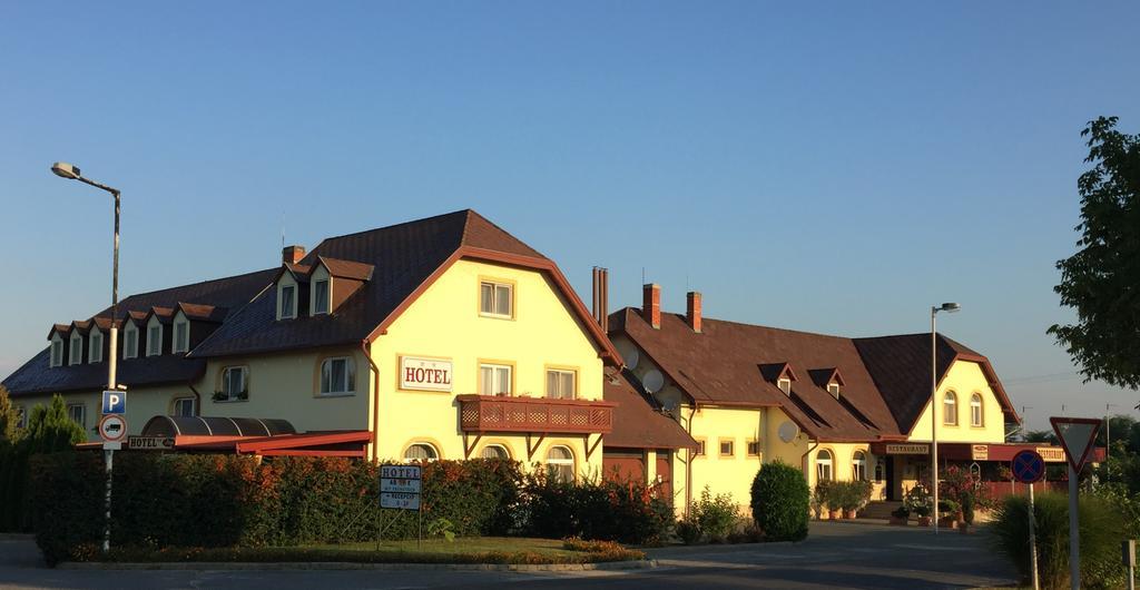 Patyi Etterem Es Hotel Bogote Exterior foto