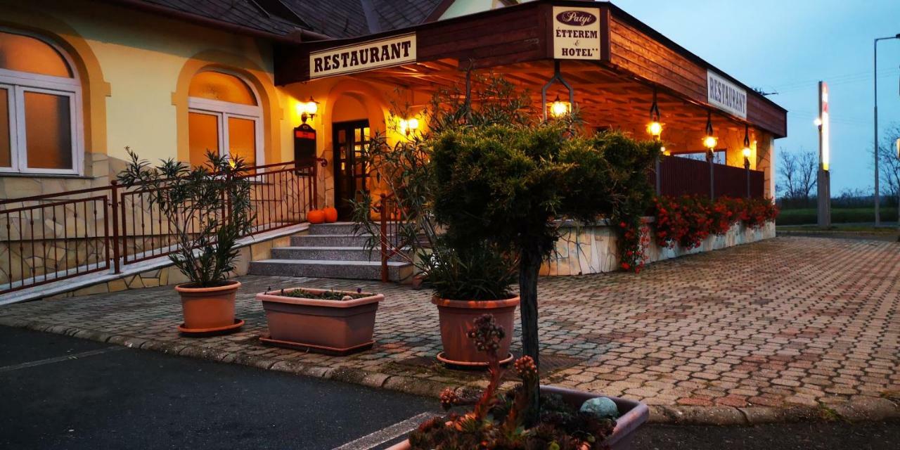 Patyi Etterem Es Hotel Bogote Exterior foto