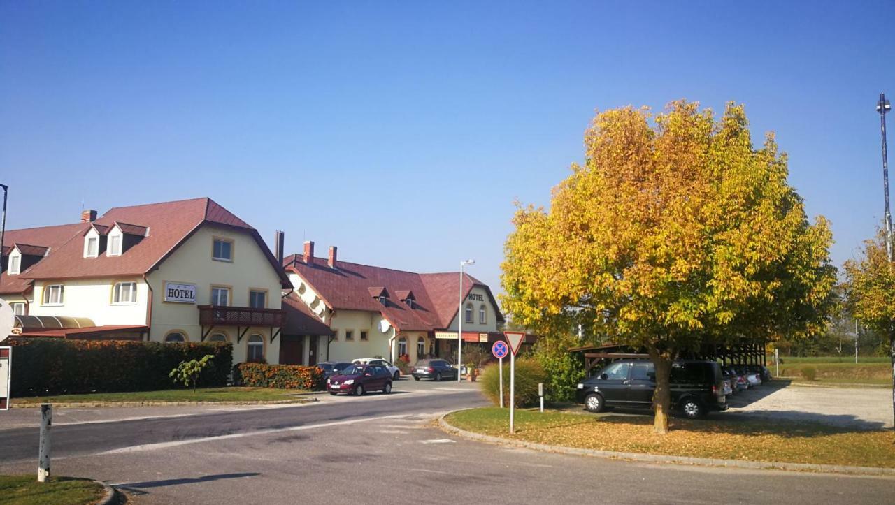 Patyi Etterem Es Hotel Bogote Exterior foto